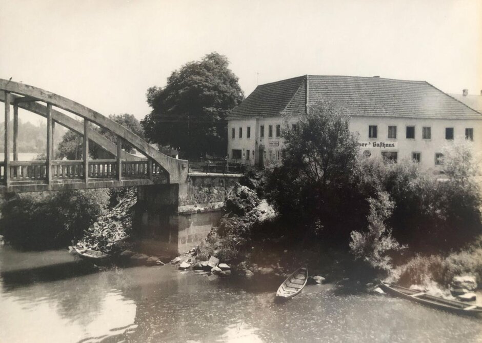 Historisches Foto vom Landgasthof Dieplinger, Außenansicht des Gebäudes und Teil der Aschach samt Brücke