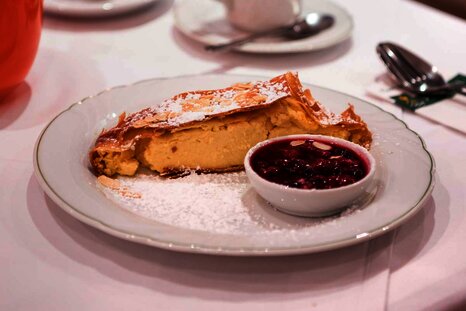 Strudel angerichtet auf einem weißen Teller