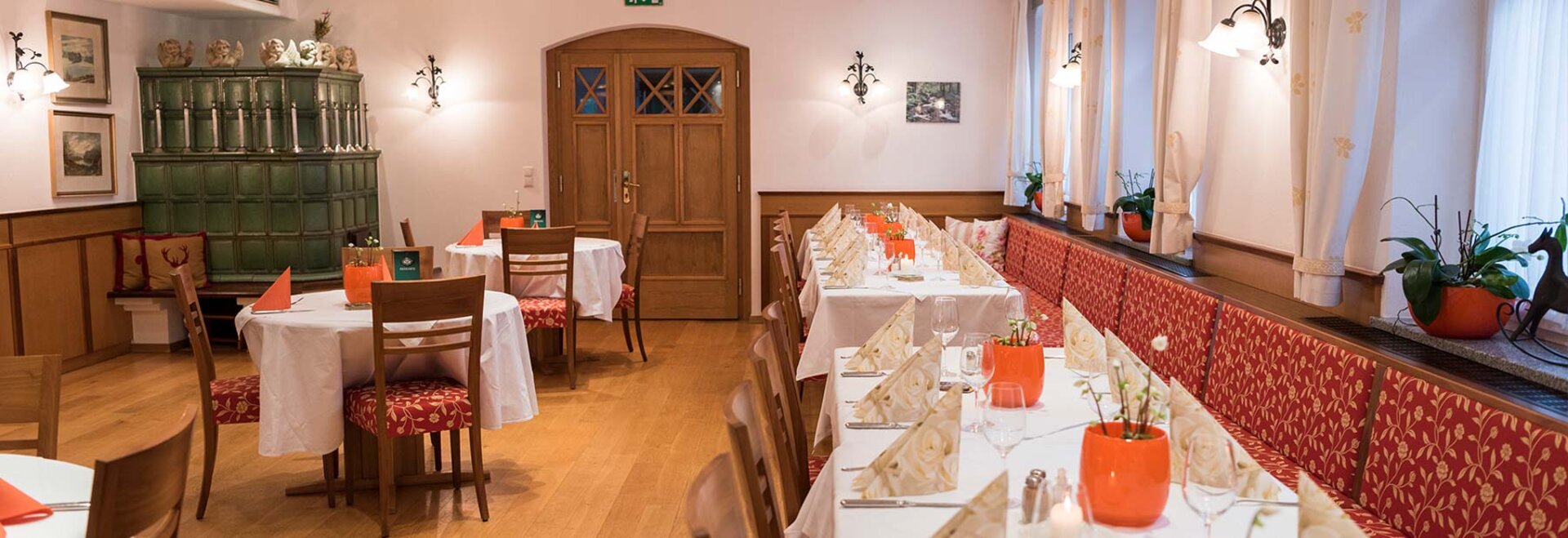 Raum für Feierleichkeiten mit gedeckten Tischen und Kamin