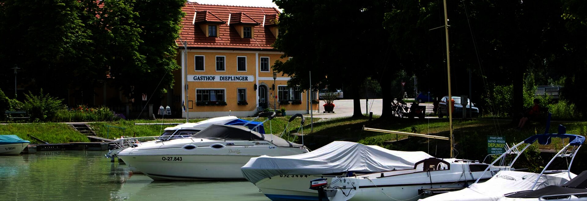 Bootshafen in der Donau, im Hintergrund der gelbe Landgasthof Dieplinger