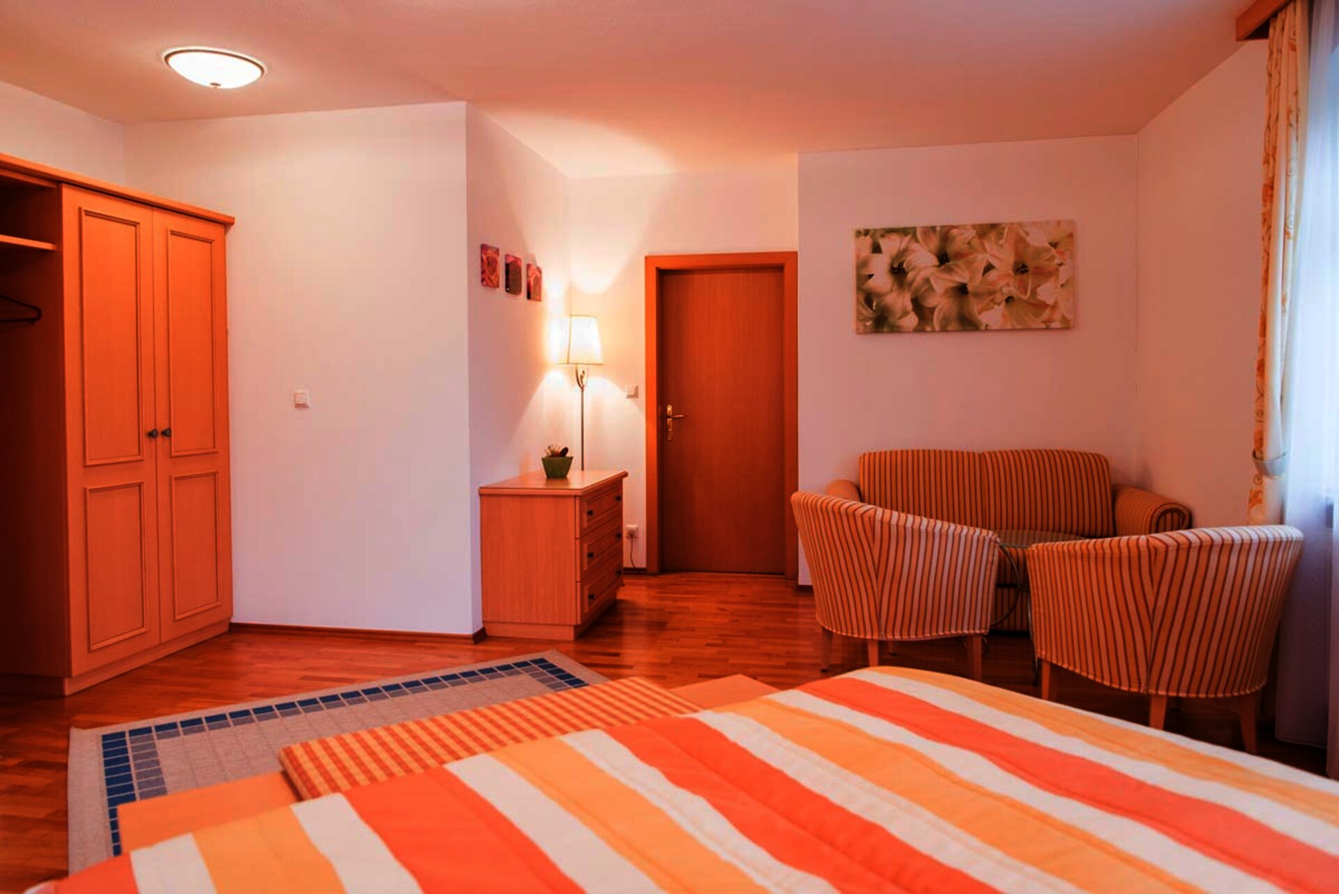 Blick vom Doppelbett in Richtung Sitzecke und Schrank