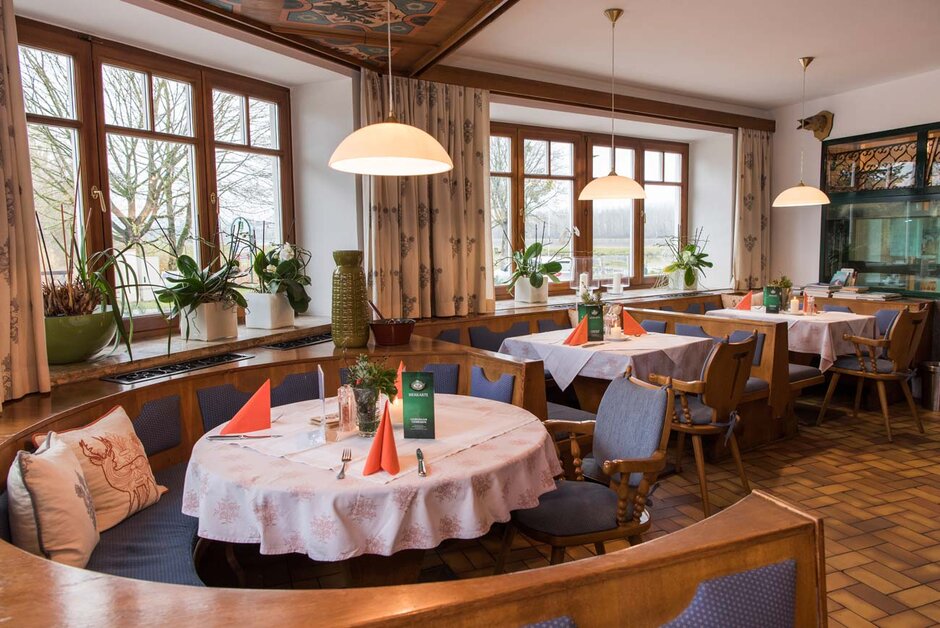 Stüberl mit gedeckten Tischen