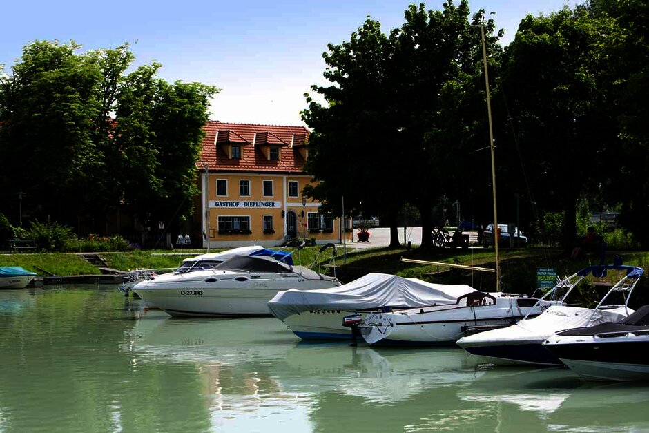 Bootshafen in der Donau vor dem Landgasthof Dieplinger