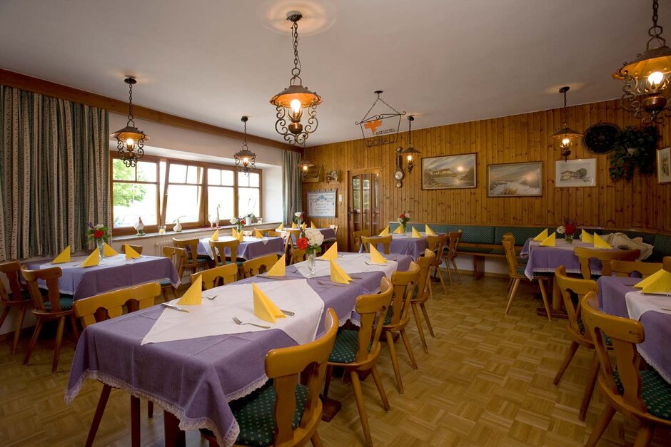 Gastzimmer im Gasthof Dieplinger, Tische gedeckt mit lila Tischdecken und gelben Servietten