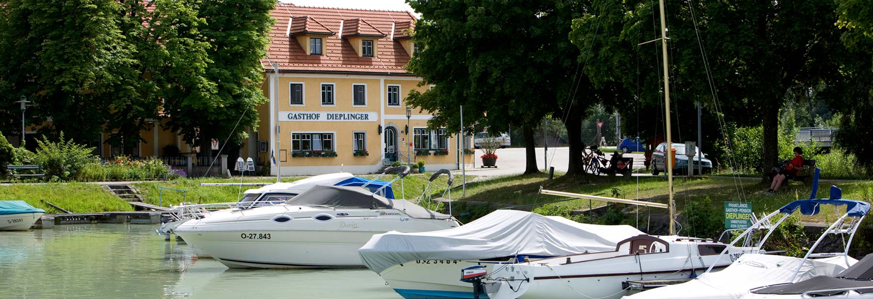 Bootshafen in der Donau, im Hintergrund der gelbe Landgasthof Dieplinger